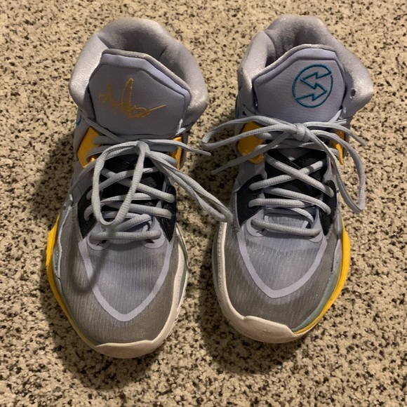 size 8 Kyrie infinity brand new - Picture 3 of 4